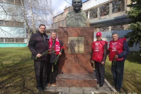 Подмосковные коммунисты отметили 151-летие В.И. Ленина возложением цветов к памятникам вождя мирового пролетариата по всему региону
