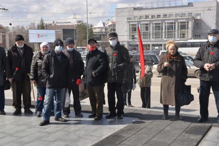 Новосибирцы возложили красные гвоздики к памятнику Ленину