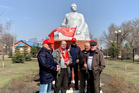 Белгородцы несут цветы к памятникам Юрию Гагарину и читают газету «Время первых»