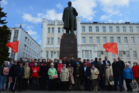 Ивановские коммунисты возложили цвету к памятнику Ленину
