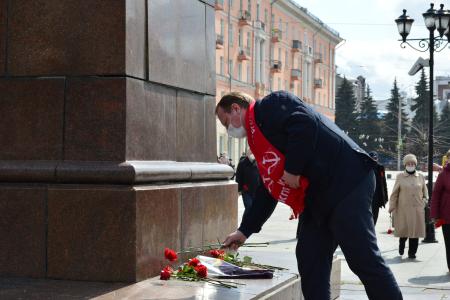 Ивановские коммунисты возложили цвету к памятнику Ленину