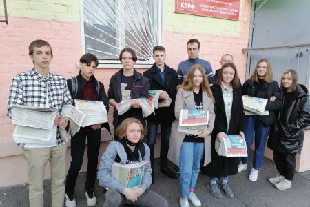 Белгородцы несут цветы к памятникам Юрию Гагарину и читают газету «Время первых»