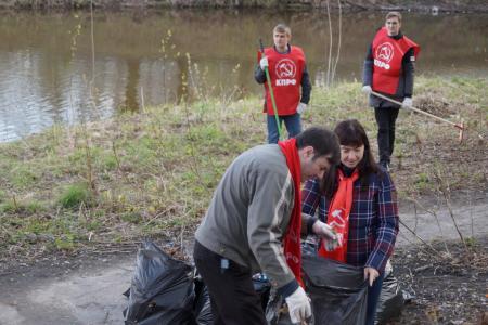 В Рязани коммунисты и комсомольцы Железнодорожного и Октябрьского районов провели Ленинский субботник