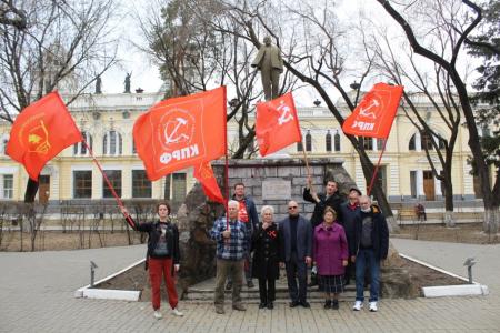 Борьба продолжается! Коммунисты Благовещенска возложили цветы к ленинским монументам амурской столицы