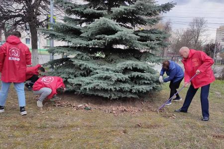 Чувашия. В Чебоксарах на субботнике молодые коммунисты и комсомольцы покрасили памятник В.И. Ленину