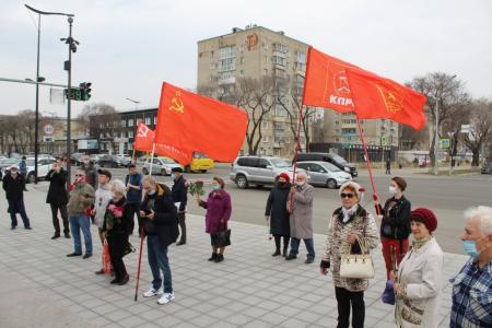 Борьба продолжается! Коммунисты Благовещенска возложили цветы к ленинским монументам амурской столицы
