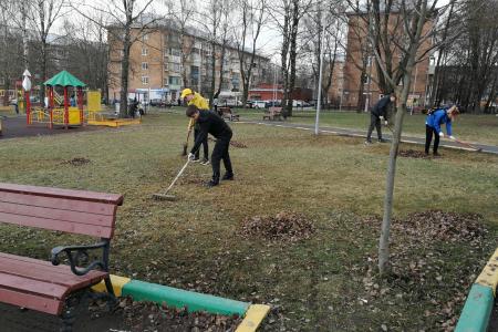Комсомольцы Пролетарского района Тулы провели субботник у бюста В.И. Ленина