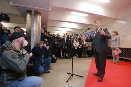 В Новосибирске Анатолий Локоть открыл мраморный барельеф Юрию Гагарину