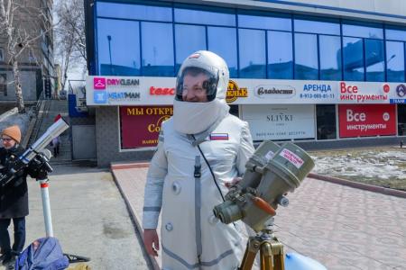 В Новосибирске Анатолий Локоть открыл мраморный барельеф Юрию Гагарину