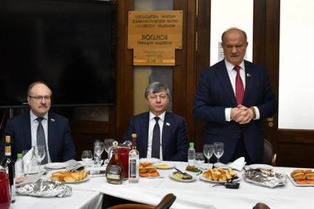 Г.А. Зюганов наградил ветеранов космонавтики