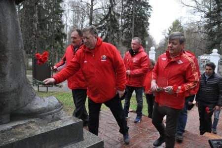 Дело Ленина в наших делах! Подмосковные коммунисты провели субботник в Горках Ленинских