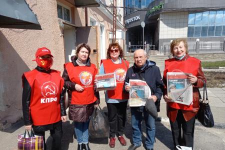 Белгородцы несут цветы к памятникам Юрию Гагарину и читают газету «Время первых»