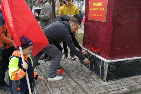 Комсомольцы Пролетарского района Тулы провели субботник у бюста В.И. Ленина