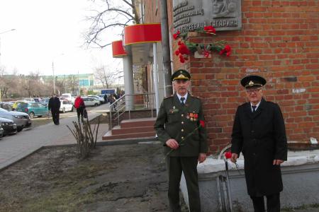 Белгородцы несут цветы к памятникам Юрию Гагарину и читают газету «Время первых»