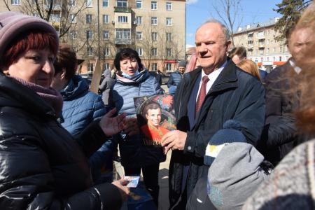 Лидер КПРФ Г.А. Зюганов посетил Центр управления полетами АО «ЦНИИмаш»
