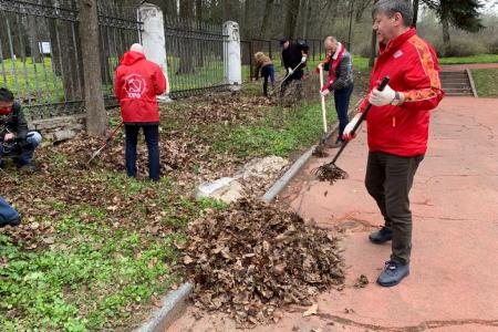 Дело Ленина в наших делах! Подмосковные коммунисты провели субботник в Горках Ленинских