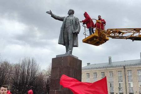 Чувашия. В Чебоксарах на субботнике молодые коммунисты и комсомольцы покрасили памятник В.И. Ленину