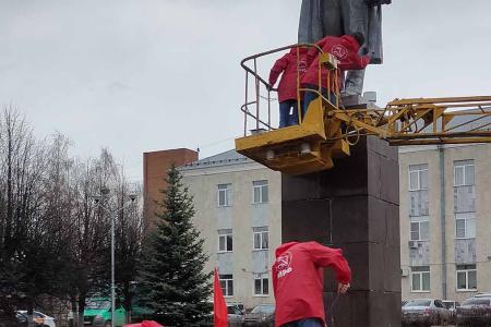 Чувашия. В Чебоксарах на субботнике молодые коммунисты и комсомольцы покрасили памятник В.И. Ленину