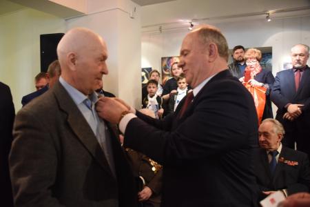 Лидер КПРФ Г.А. Зюганов посетил Центр управления полетами АО «ЦНИИмаш»
