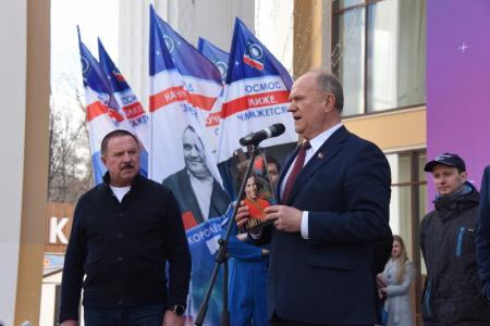Лидер КПРФ Г.А. Зюганов посетил Центр управления полетами АО «ЦНИИмаш»
