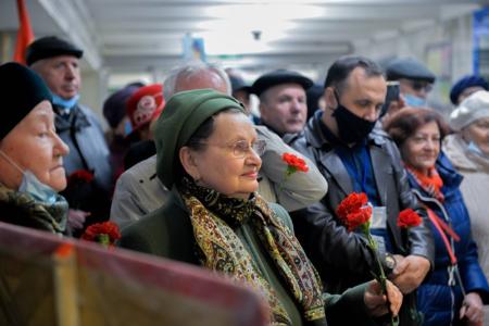 В Новосибирске Анатолий Локоть открыл мраморный барельеф Юрию Гагарину