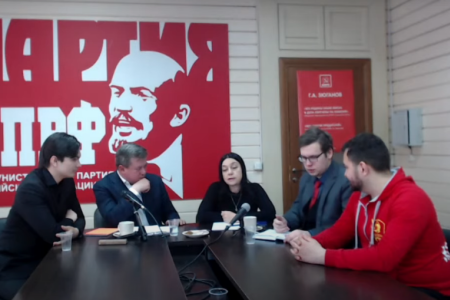 Новосибирцы возложили красные гвоздики к памятнику Ленину