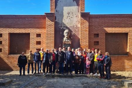 В Иваново коммунисты провели субботник на кладбище старых большевиков