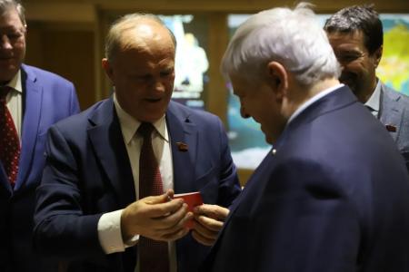 Лидер КПРФ Г.А. Зюганов посетил Центр управления полетами АО «ЦНИИмаш»