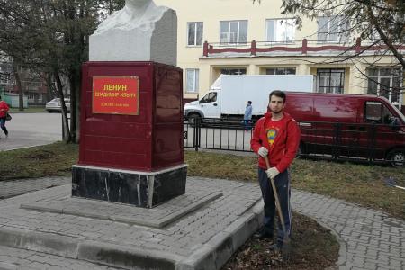 Комсомольцы Пролетарского района Тулы провели субботник у бюста В.И. Ленина