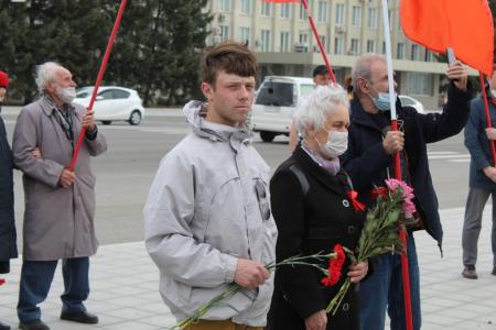 Борьба продолжается! Коммунисты Благовещенска возложили цветы к ленинским монументам амурской столицы