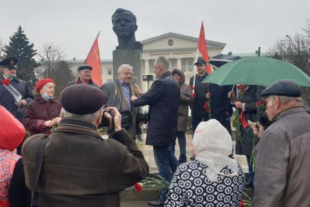 Ростовские коммунисты возложили цветы к бюсту  Ю.А. Гагарина