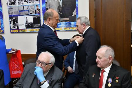Г.А. Зюганов наградил ветеранов космонавтики