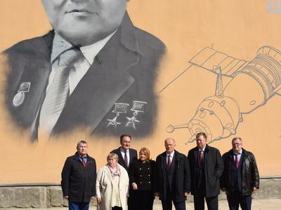 Лидер КПРФ Г.А. Зюганов посетил Центр управления полетами АО «ЦНИИмаш»
