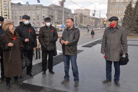 Новосибирцы возложили красные гвоздики к памятнику Ленину