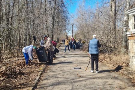 В Иваново коммунисты провели субботник на кладбище старых большевиков