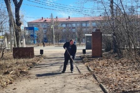 В Иваново коммунисты провели субботник на кладбище старых большевиков