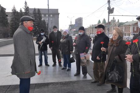Новосибирцы возложили красные гвоздики к памятнику Ленину