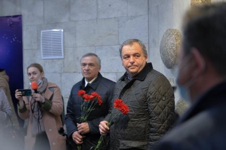 В Новосибирске Анатолий Локоть открыл мраморный барельеф Юрию Гагарину