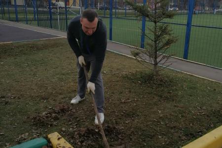 Комсомольцы Пролетарского района Тулы провели субботник у бюста В.И. Ленина