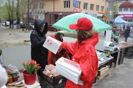 В Волгограде коммунисты провели акции в честь Дня Знамени Победы