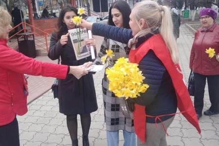 В честь 60-летия первого полета человека в космос коммунисты Карачаево-Черкесии организовали акцию «красные в городе»