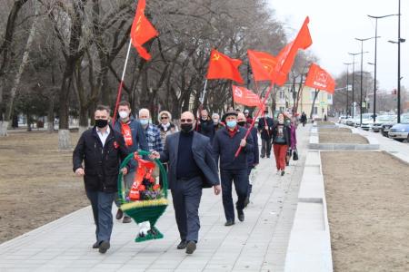 Борьба продолжается! Коммунисты Благовещенска возложили цветы к ленинским монументам амурской столицы