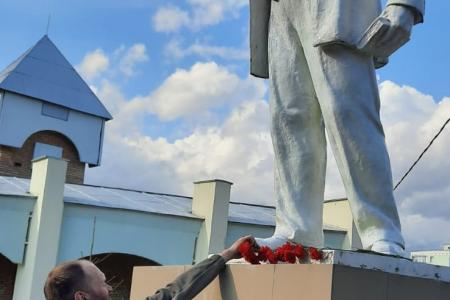 Подмосковные коммунисты отметили 151-летие В.И. Ленина возложением цветов к памятникам вождя мирового пролетариата по всему региону