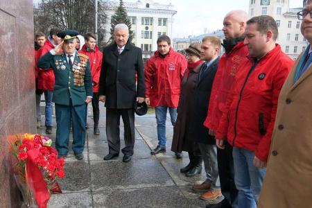 Коммунисты Чувашии отметили 151-ю годовщину со дня рождения В.И. Ленина возложением цветов к его памятникам