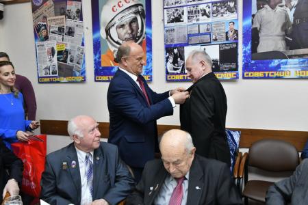 Г.А. Зюганов наградил ветеранов космонавтики