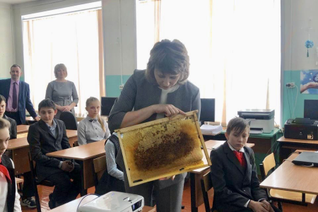 Геннадий Зюганов подарил юным пчеловодам Владимирской области энциклопедии и провел для них онлайн-урок