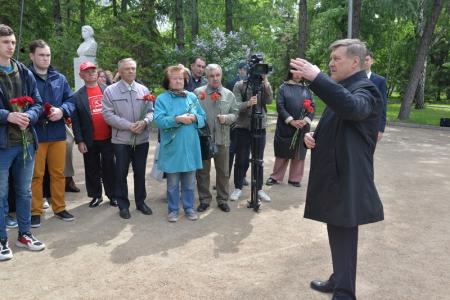 Отблески пламени Парижской коммуны в далекой Сибири: Новосибирцы возложили цветы к мемориальной плите Адриена Лежена