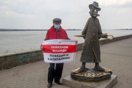 Томские коммунисты отметили Первомай одиночными пикетами и возложением цветов