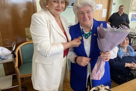 Нина Останина наградила лучших педагогов ЦАО Москвы Орденом «Надежда»
