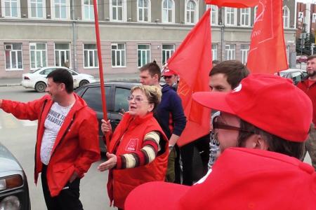 Саратовские коммунисты отметили Первомай автопробегом